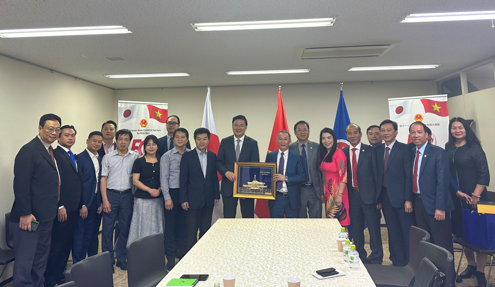 La delegación de la provincia de Lam Dong se tomó fotos de recuerdo con la Embajada de Vietnam en Japón