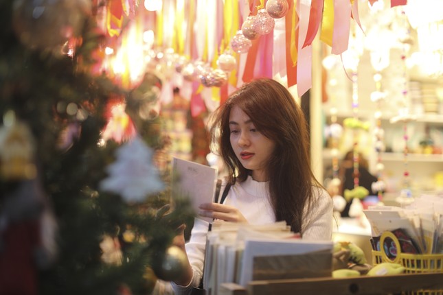 호치민시 크리스마스 이브에 미녀들이 아름다움을 뽐냈다 (사진 7)