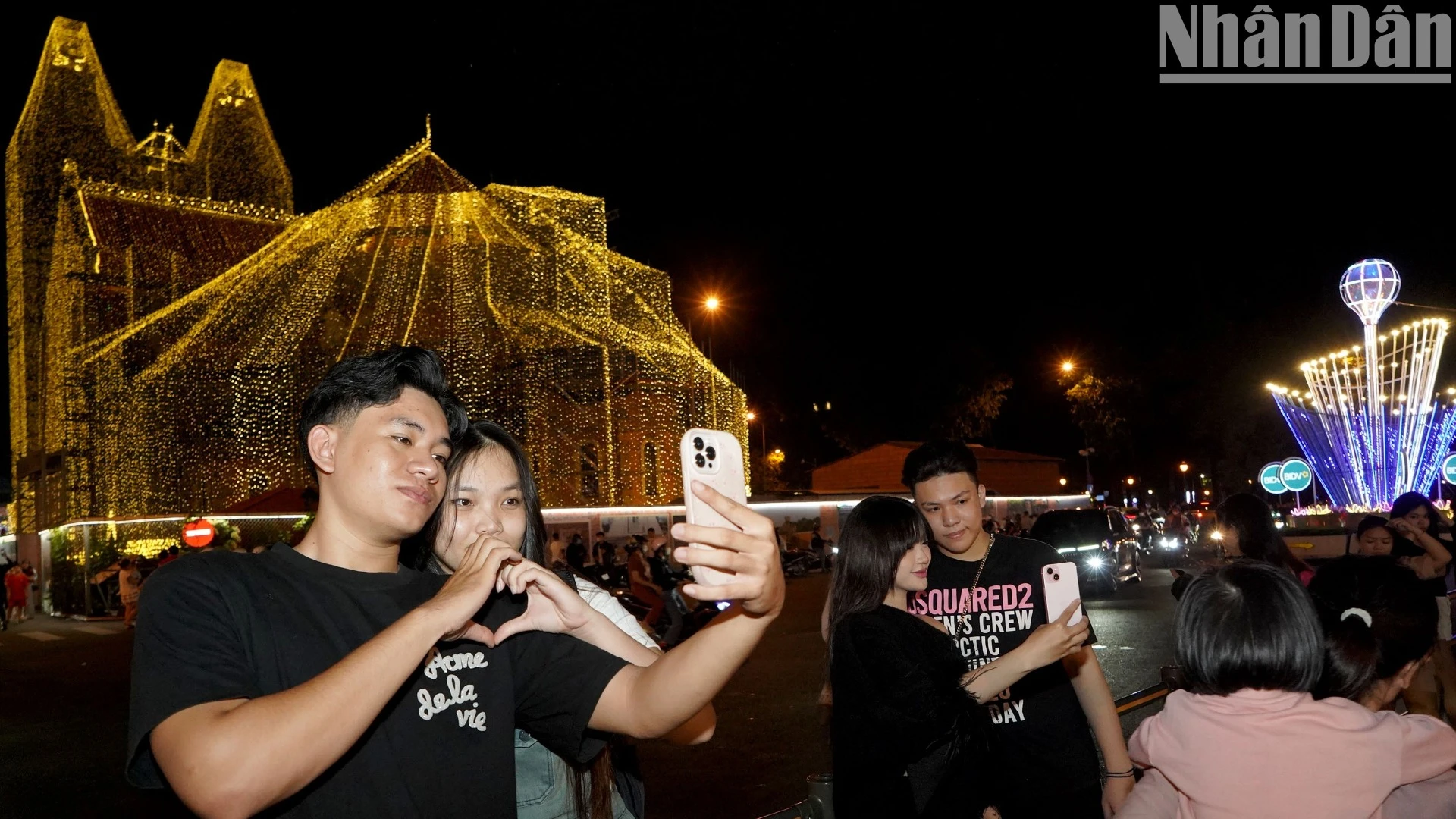 [Photo] Bustling Christmas Eve atmosphere in Ho Chi Minh City photo 3