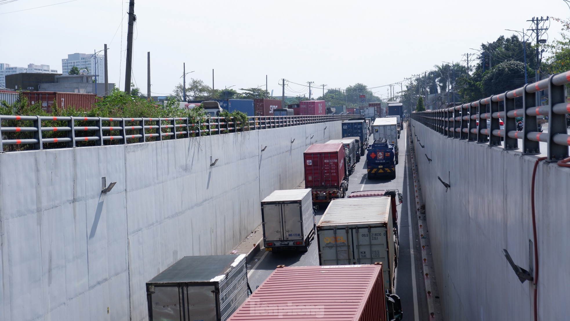 Long queue of trucks 'standing still' on the way to Cat Lai port, HCMC photo 15