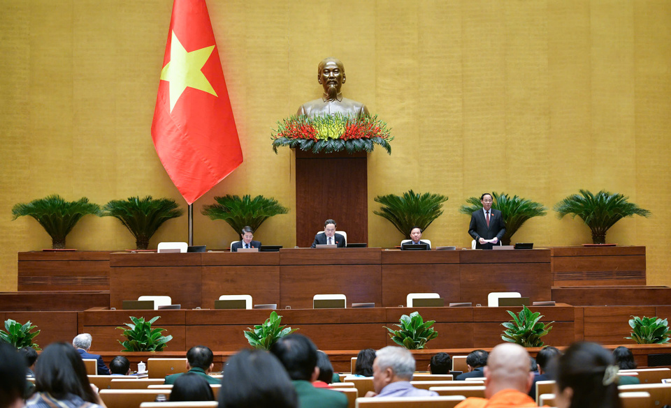 国会副議長のトラン・クアン・フオン氏が会議を議長を務めた - 写真: Quochoi.vn