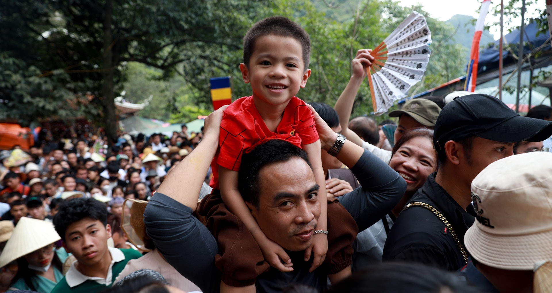 Los adultos llevan a los niños durante 2 horas a la cueva Huong Tich.