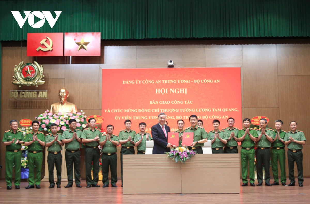 chu tich nuoc to lam ban giao cong tac voi bo truong cong an luong tam quang hinh anh 2