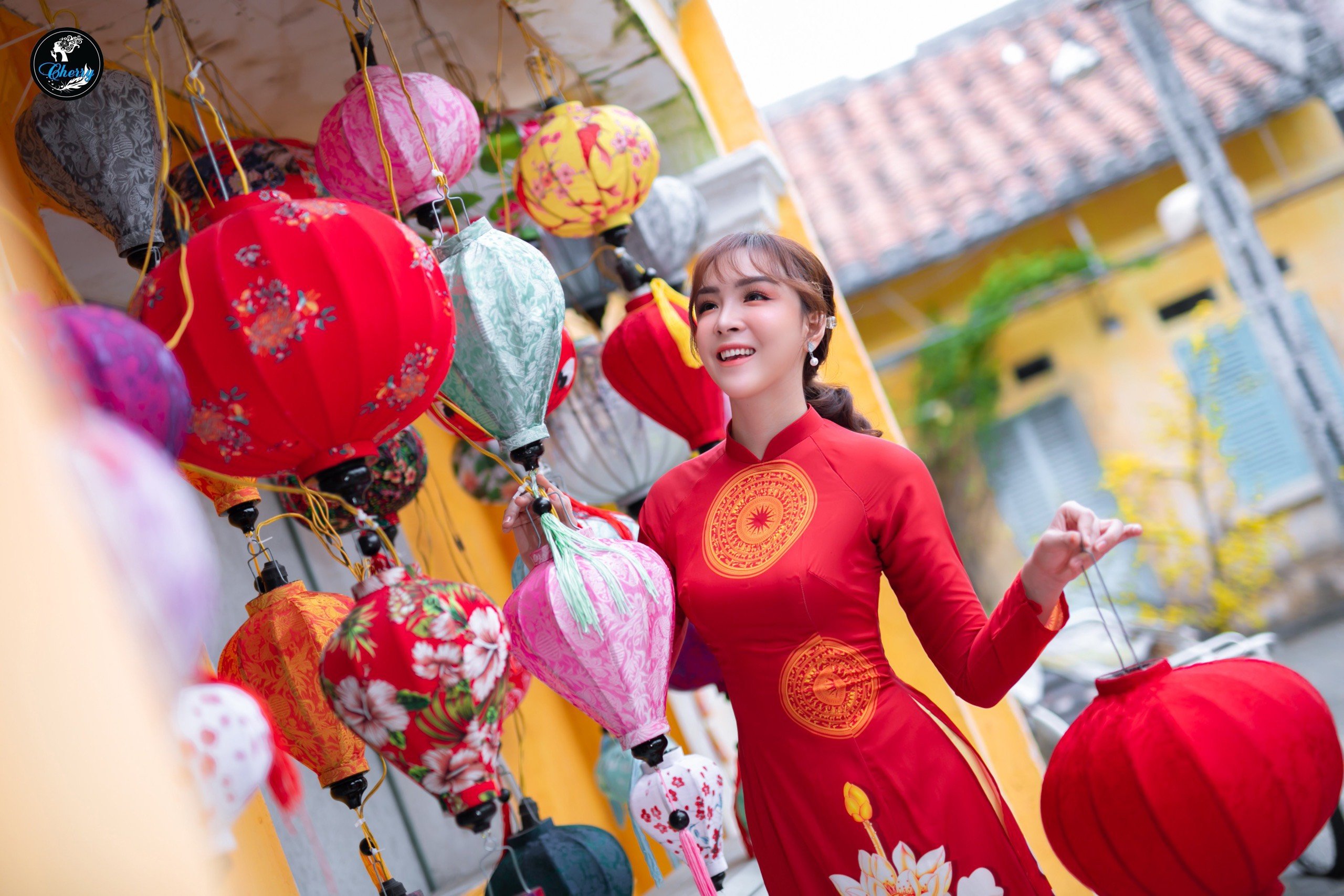 Young girls 'catch the trend' of taking photos in Ao Dai to celebrate Tet, 'dying' the streets of Hanoi in Spring colors