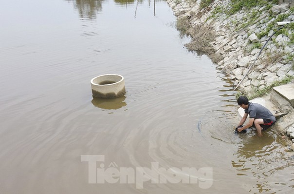 Ha Tinh : Des milliers de ménages utilisent l'eau polluée de la rivière pour leurs activités quotidiennes. Photo 11