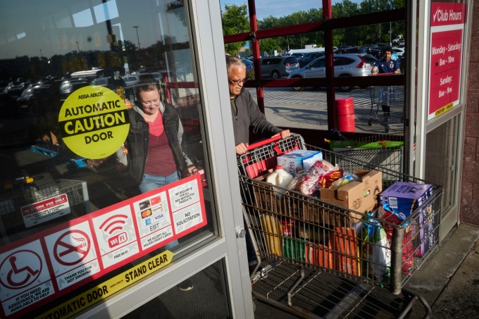 Des Américains font leurs courses dans un supermarché à New York. Photo : Bloomberg