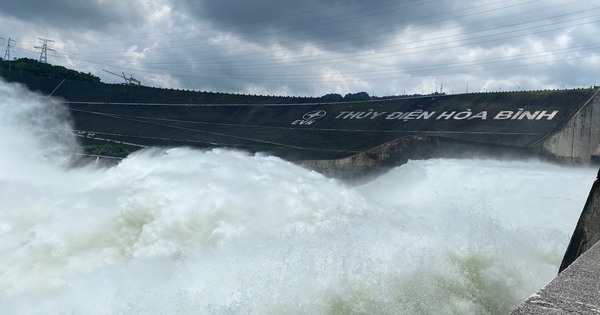 Heute Mittag, am 22. September, öffnete das Wasserkraftwerk Hoa Binh das untere Tor, um das Hochwasser erneut abzulassen.