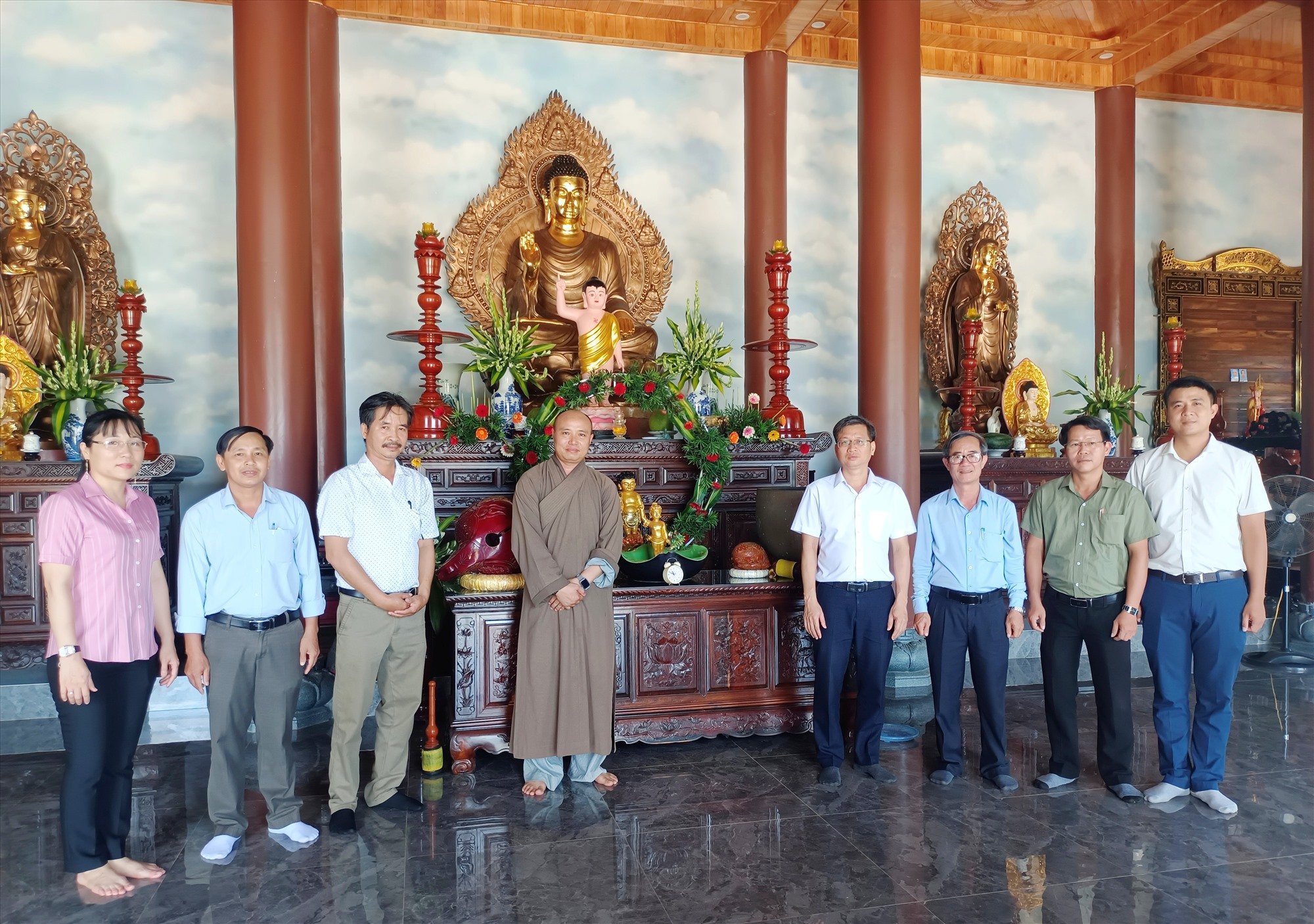 ผู้นำอำเภอดุยเซวียนร่วมถวายพระพรวันคล้ายวันประสูติของพระพุทธเจ้า ณ วัดฟวกเซิน (ตำบลดุยไฮ)