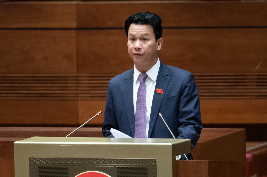 Minister of Natural Resources and Environment Dang Quoc Khanh presented a report explaining, accepting and revising the draft Land Law (amended). Photo: quochoi.vn