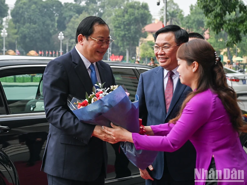 [Photo] Le président de l'Assemblée nationale Vuong Dinh Hue rencontre le Premier ministre laotien Sonexay Siphandone photo 2