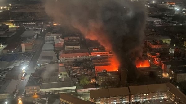 Schauplatz eines schrecklichen Wohnungsbrandes in Johannesburg, Südafrika