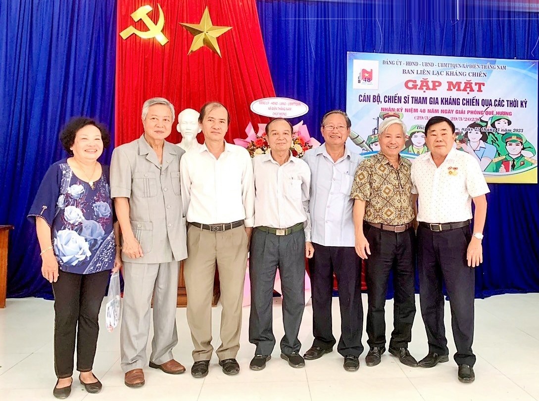 M. Do Thanh Hung (à droite) lors de la réunion avec les cadres et les soldats qui ont participé à la guerre de résistance à travers les périodes organisée par la commune de Dien Thang Nam le 25 mars 2023. Photo : H.S