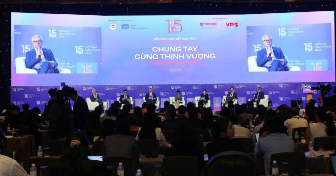 Experts discuss at the Forum on the afternoon of November 28. Photo: Investment Newspaper