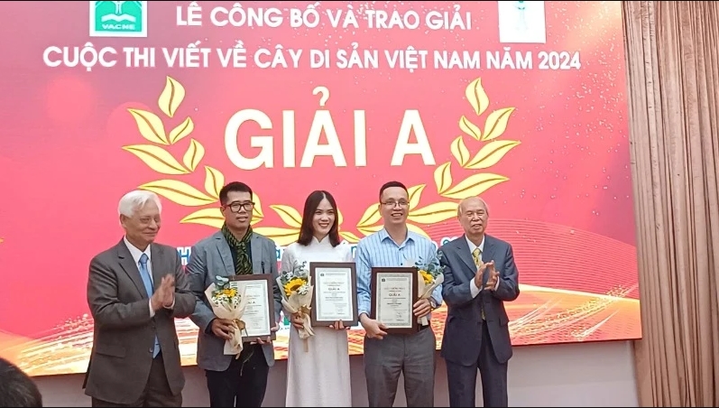 Remise des prix à 25 œuvres du concours d'écriture sur les arbres du patrimoine vietnamien 2024 photo 1