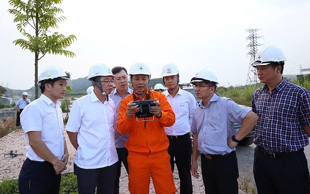 Đoàn công tác nghe báo cáo công tác vận hành tại Trạm biến áp 500 kV Hà Tĩnh