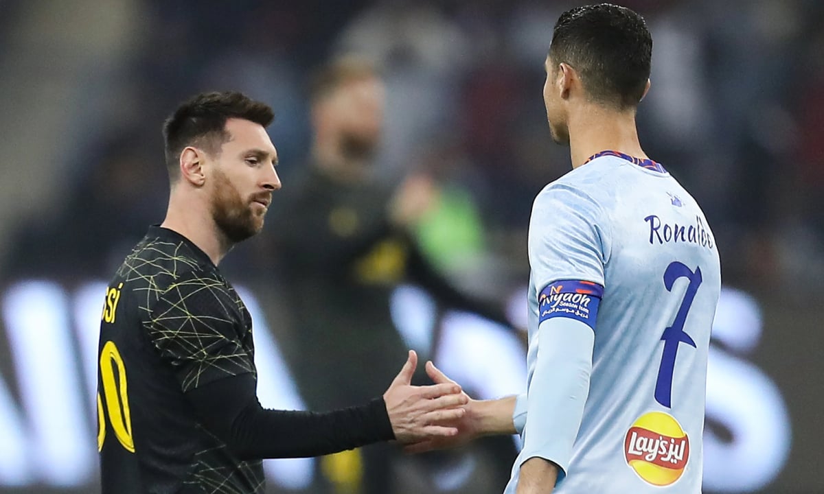 Ronaldo kiếm tiền gần gấp đôi Messi