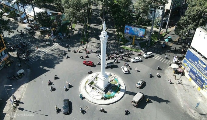 The An Duong Vuong statue at Nguyen Tri Phuong intersection is undergoing some final stages to be completed this month, on the morning of December 17. Photo: Dinh Van