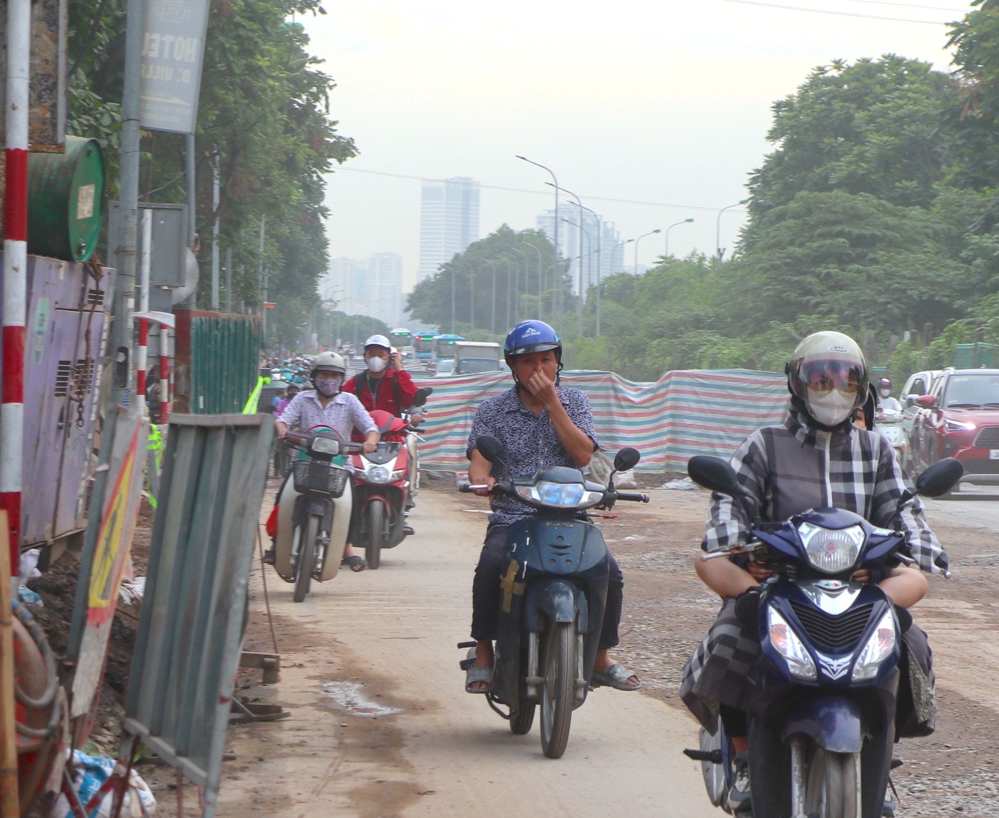 Construction 'bunkers' cause insecurity and traffic jams on Thang Long Avenue photo 3