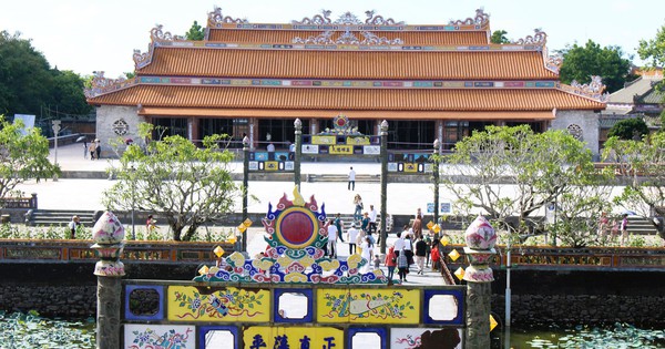 El palacio más importante de la Ciudad Imperial de Hue tiene una cita para recibir a los invitados.