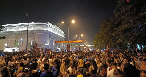 Thousands of people crowded to watch the opening of the Ban Flower Festival in Dien Bien