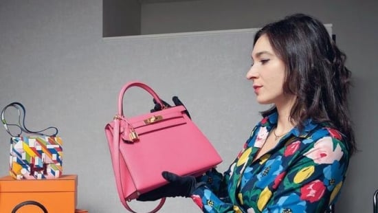 Vì sao đồ cũ của Chanel, Louis Vuitton có giá bán trên trời?