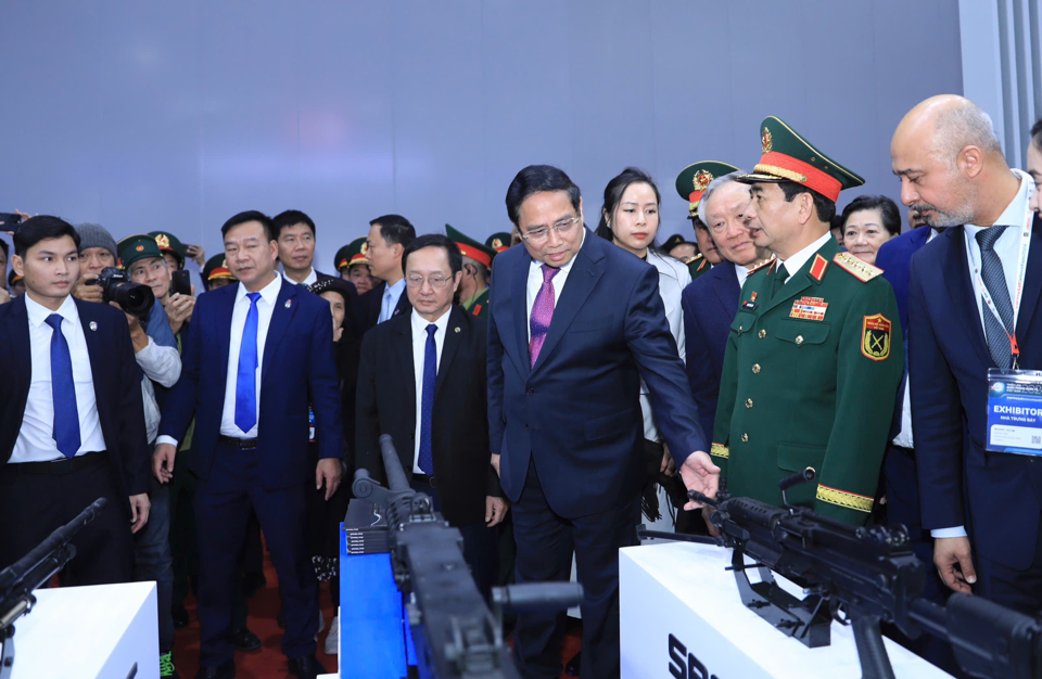 Prime Minister Pham Minh Chinh and delegates visited the exhibition.