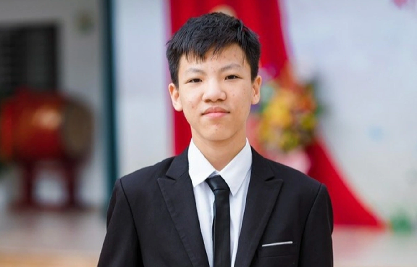 Male student refuses to study at specialized school, leads Vietnam delegation at Science Olympia