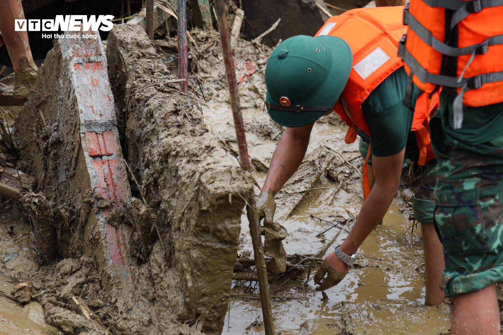 Policías y soldados se sumergieron en barro y agua en busca de víctimas de las inundaciones repentinas en Lao Cai - 8