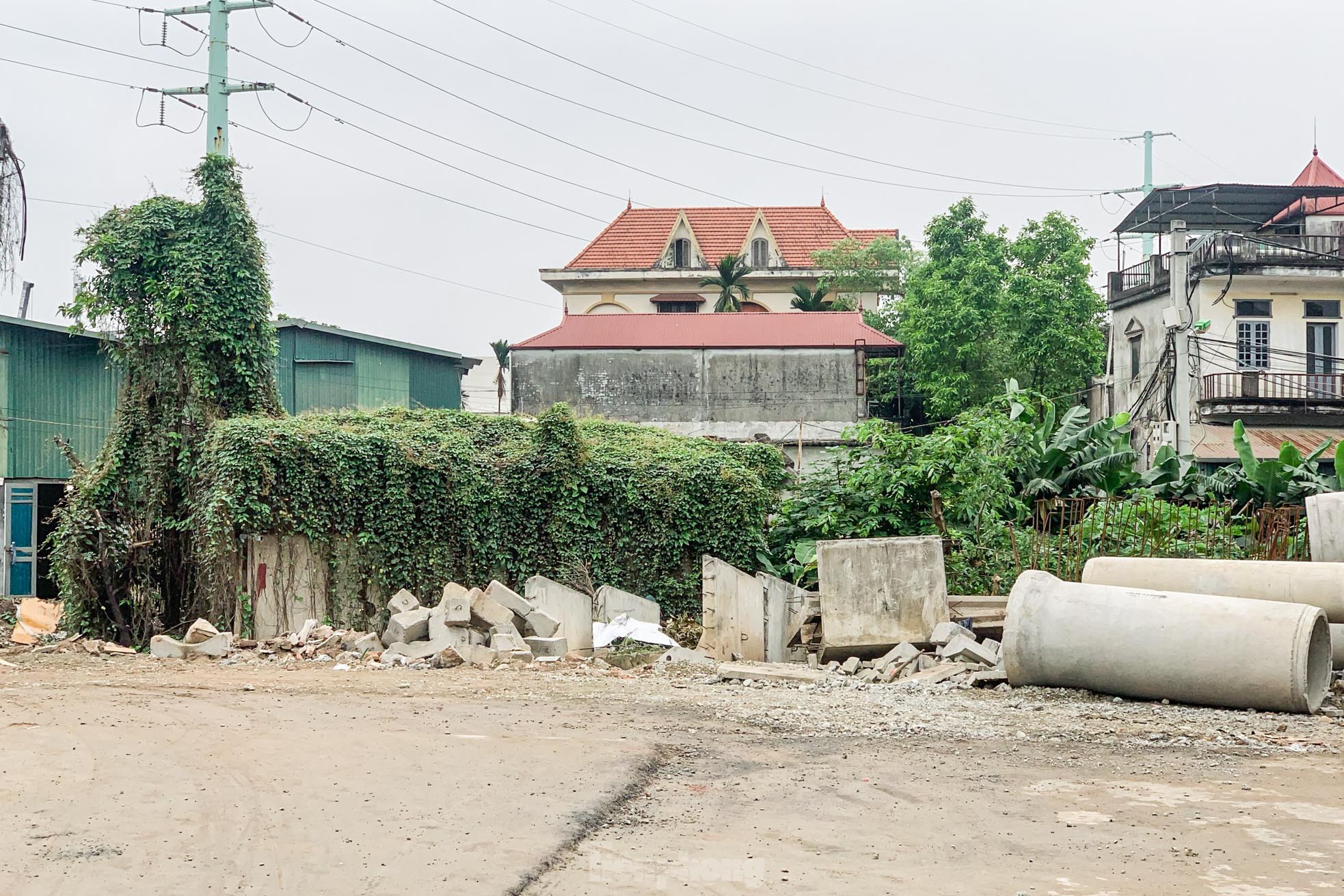 Primer plano de la carretera de 250 mil millones de VND que conecta dos distritos y que aún no está terminada después de muchos años de construcción, foto 7