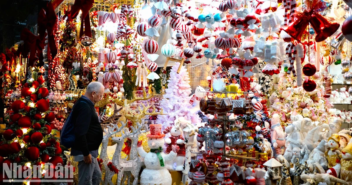 [写真] ハノイ旧市街の「クリスマス村」を見て喜ぶ海外観光客