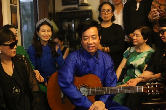 Artist Tran Manh Tuan performs saxophone at the memorial night for Trinh Cong Son photo 3
