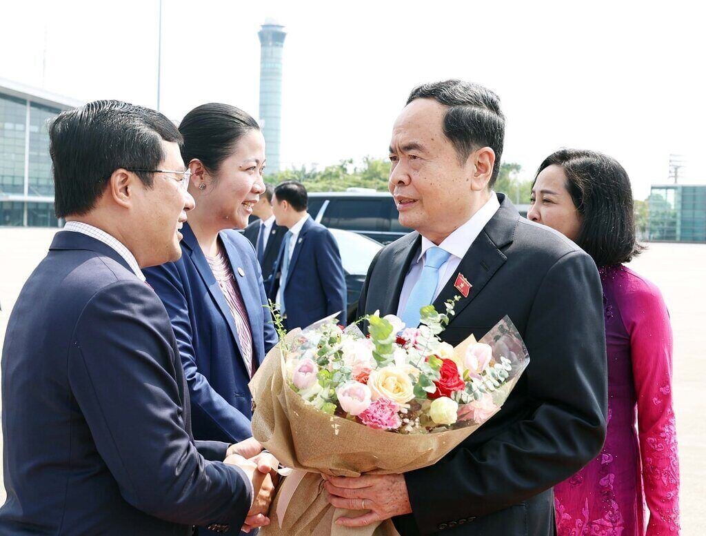 ประธานรัฐสภา ทราน ทันห์ มัน เดินทางถึงเวียงจันทน์ เริ่มการเยือนสาธารณรัฐประชาธิปไตยประชาชนลาวอย่างเป็นทางการ