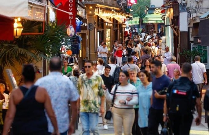 People walking on the streets of Paris (France). Photo: Reuters