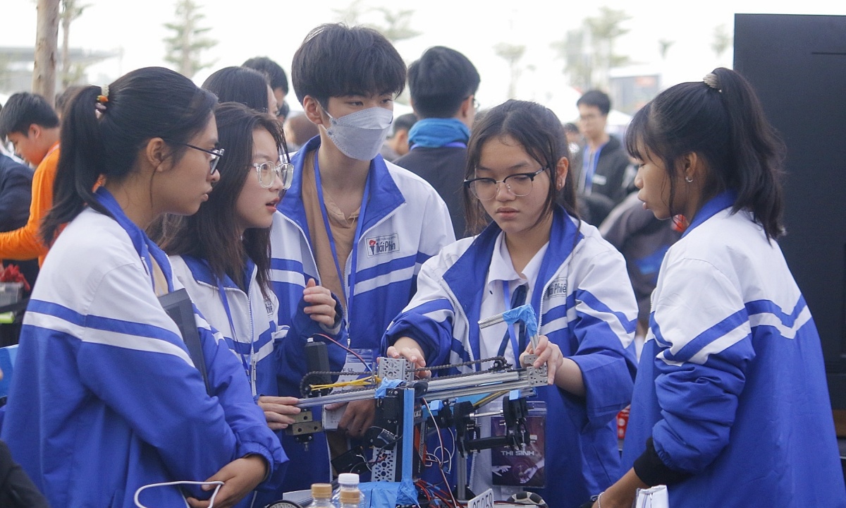 Mehr als 500 Studierende erleben die internationale Robotik-Arena