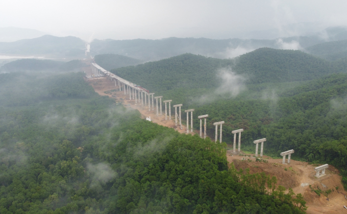 Construction d'un viaduc sur l'autoroute Dien Chau - Bai Vot. Photo : Duc Hung