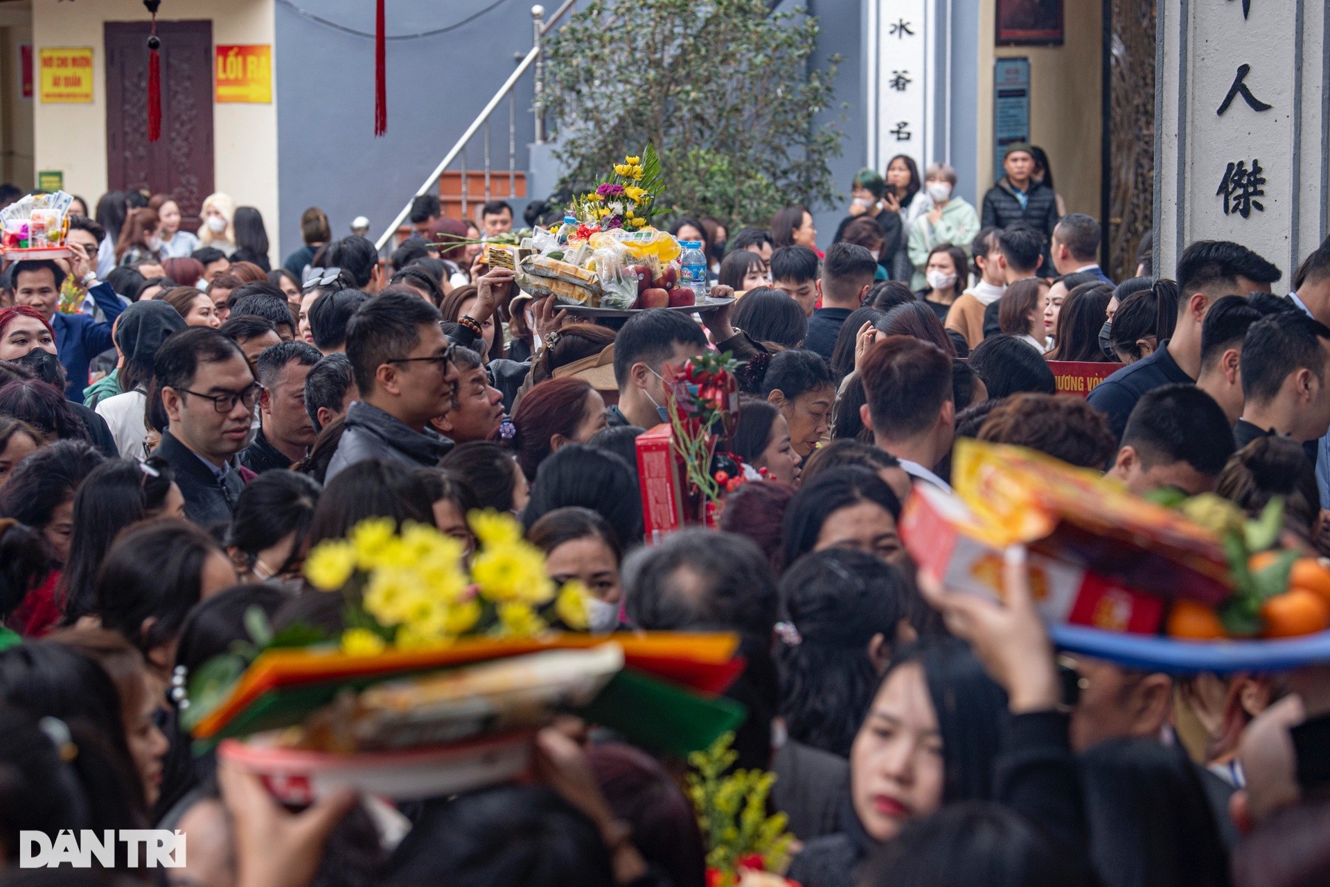 On the first day of work, Tay Ho Palace was packed with people offering prayers, tourists jostled to find a way out photo 8