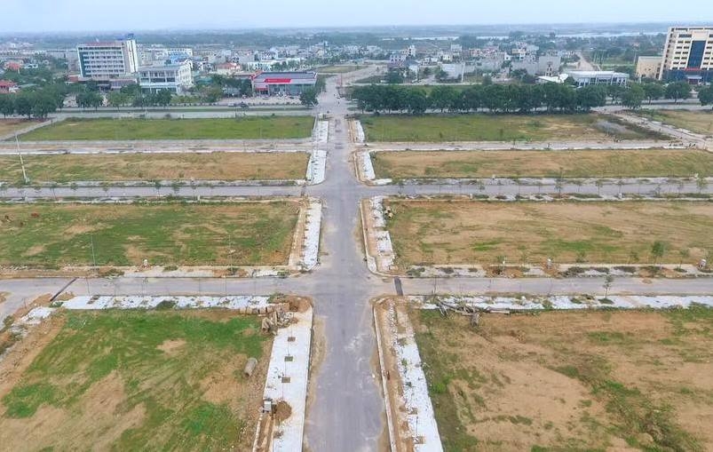 Ninh Bình đấu giá 366 lô đất; Giá thuê văn phòng lập đỉnh mới