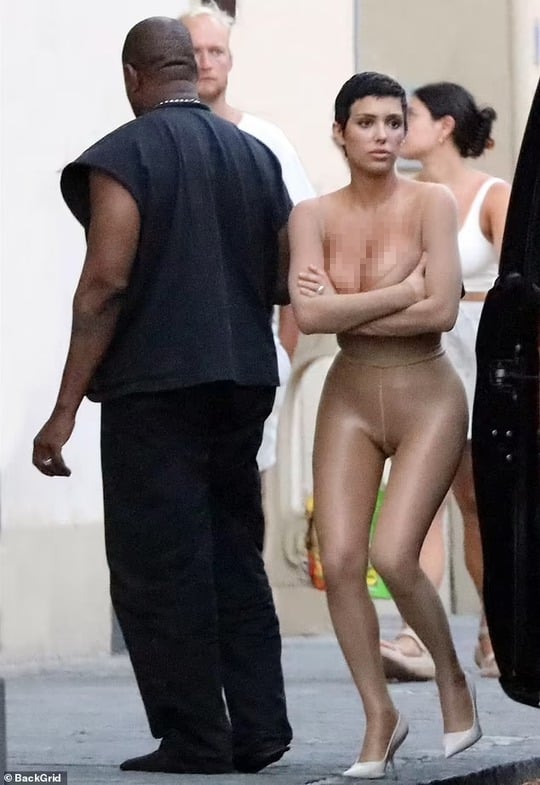 Những trò lố gây sốc của Kanye West với vợ - Ảnh 1.