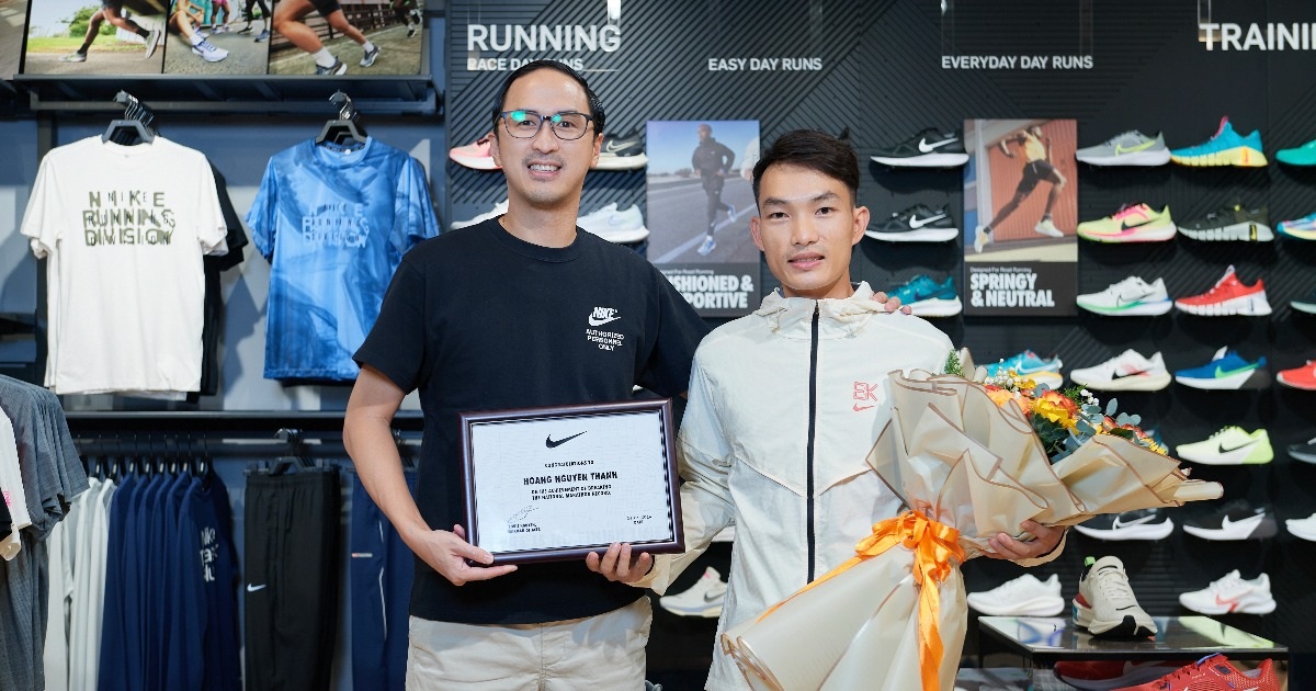 Hoang Nguyen Thanh trifft sich mit Vertretern von Nike ACFC, nachdem er den nationalen Rekord gebrochen hat