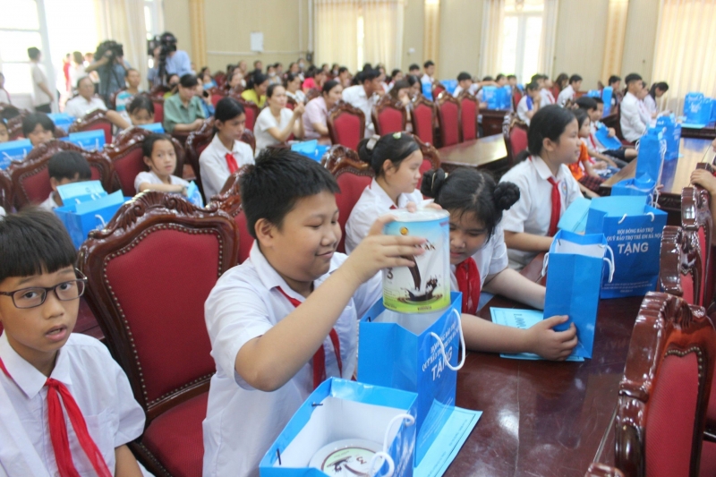 The joy of children when receiving gifts on the occasion of Mid-Autumn Festival.