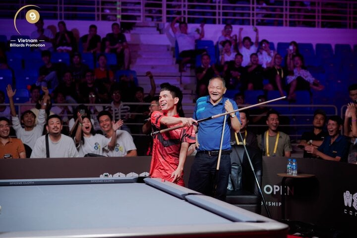 The audience cheered enthusiastically at the exhibition match between Efren Reyes and Do Khai.