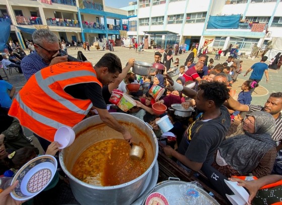 Cứu trợ lương thực cho người dân tại Dải Gaza Ảnh: REUTERS