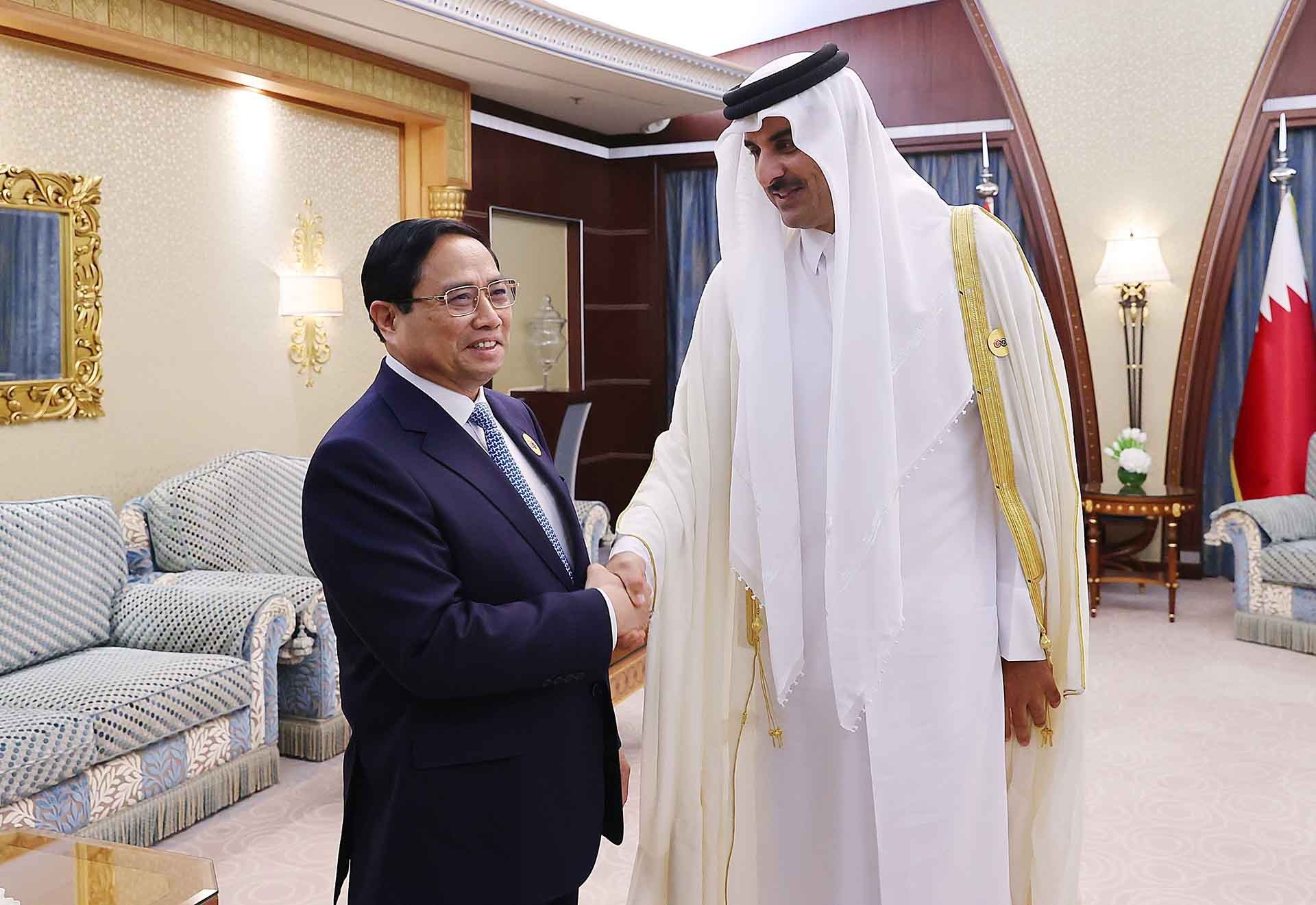 Thủ tướng Phạm Minh Chính gặp Quốc vương Qatar Tamim bin Hamad Al Thani. (Nguồn: TTXVN)