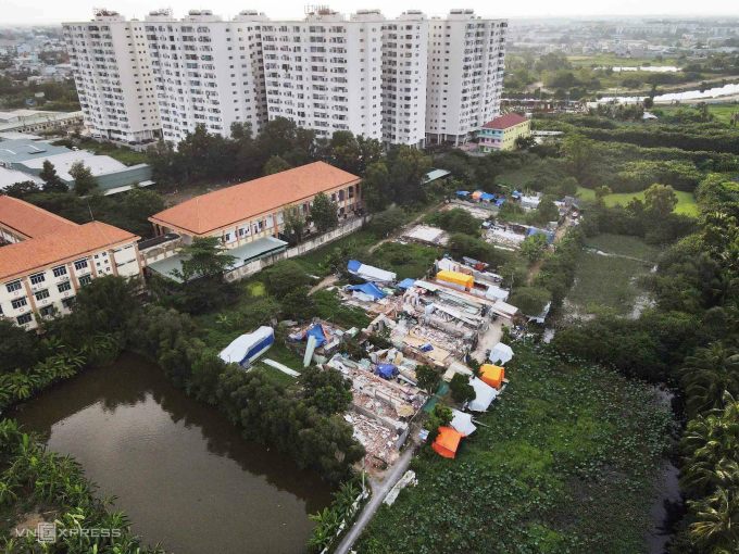 Mehr als 20 illegal auf Ackerland hinter der Binh Tan High School in der Ho Van Long Street errichtete Häuser wurden gewaltsam abgerissen. Foto: Thanh Tung