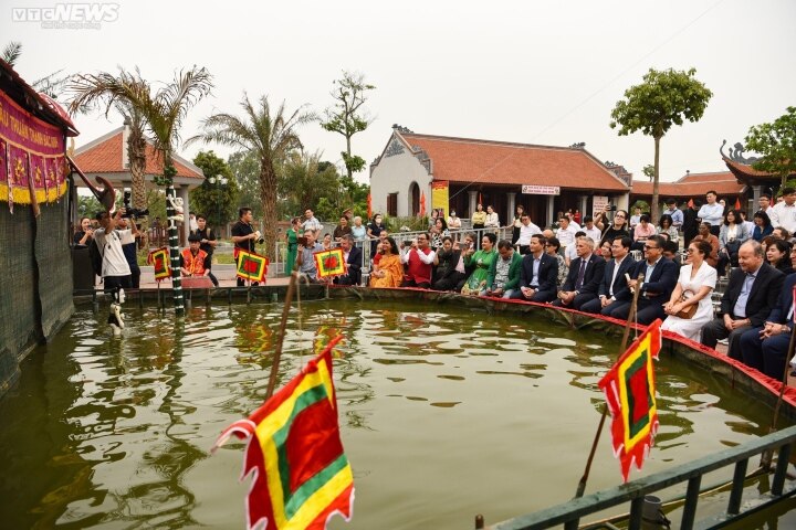 Foreign ambassadors experience making Dong Ho paintings, wearing Quan Ho costumes - 6