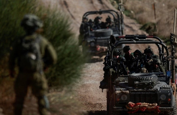 Soldados israelíes se desplazan en un vehículo militar mientras se reúnen cerca de la línea de alto el fuego entre Siria y los Altos del Golán. (Foto: Reuters)