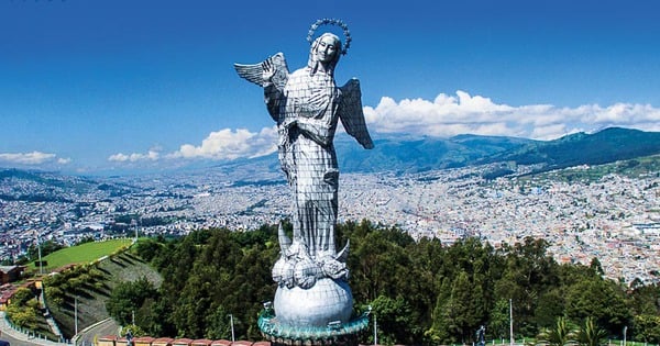 Visita la capital de Ecuador con hermosas artesanías, mar azul, majestuosos volcanes