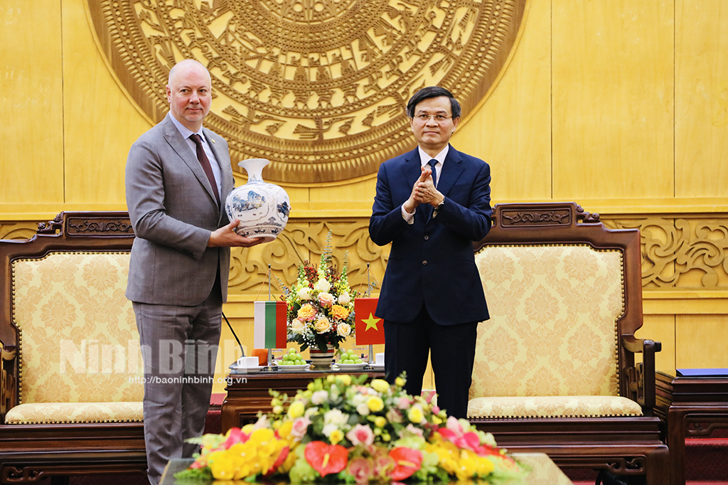 Vorsitzender der bulgarischen Nationalversammlung besucht und arbeitet in der Provinz Ninh Binh, Foto 3