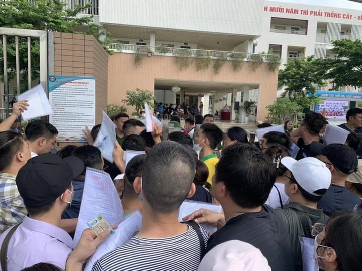 Many parents lined up early in the morning to submit their children's applications. (Illustration photo)