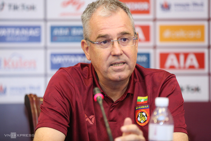 Trainer Michael Feichtenbeiner bei einer Pressekonferenz im Hotel in Phnom Penh am 12. Mai um 12 Uhr. Foto: Lam Thoa